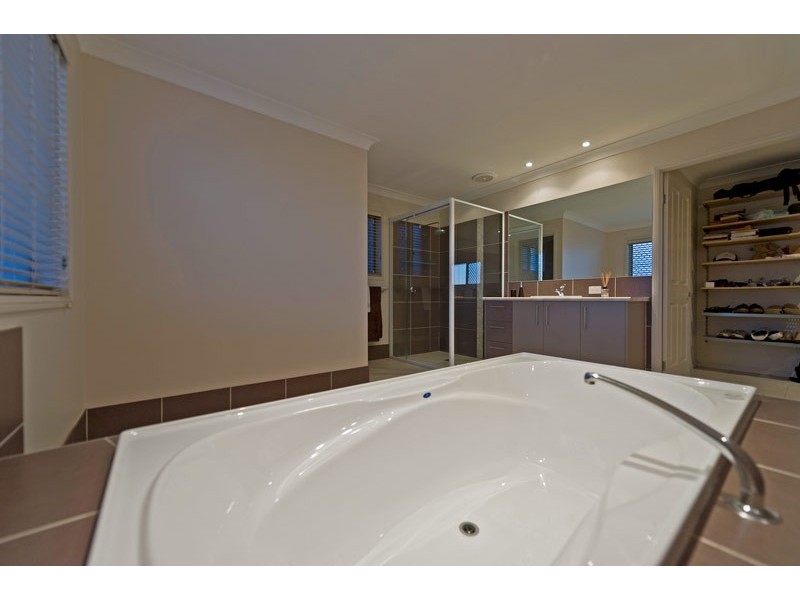 7 Cope Place, Pacific Pines QLD 4211