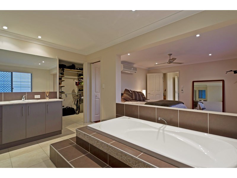 7 Cope Place, Pacific Pines QLD 4211