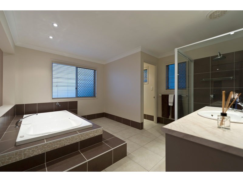 7 Cope Place, Pacific Pines QLD 4211