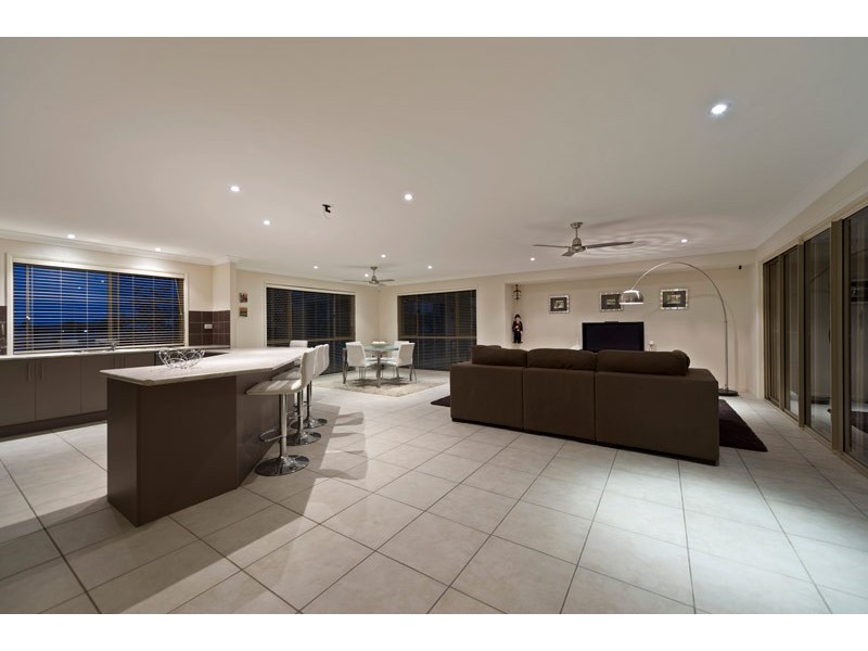 7 Cope Place, Pacific Pines QLD 4211