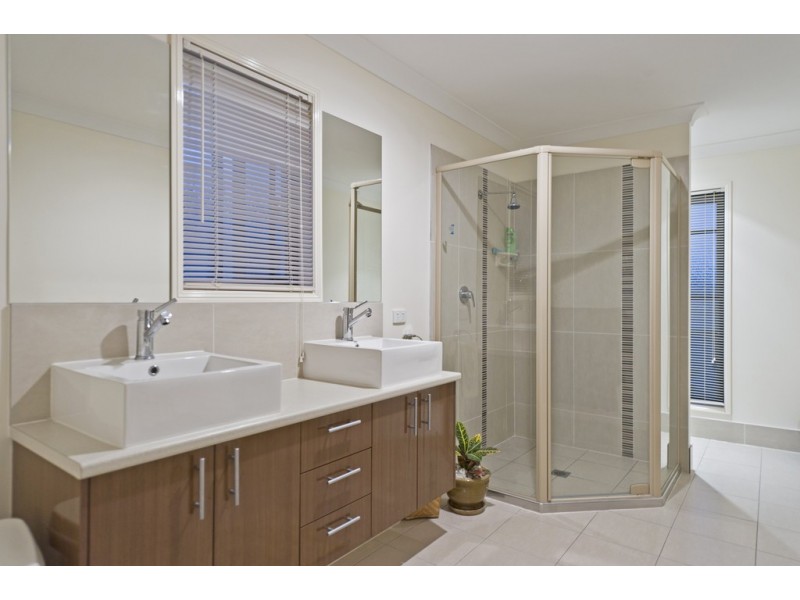 3 Wunburra Cir, Pacific Pines QLD 4211