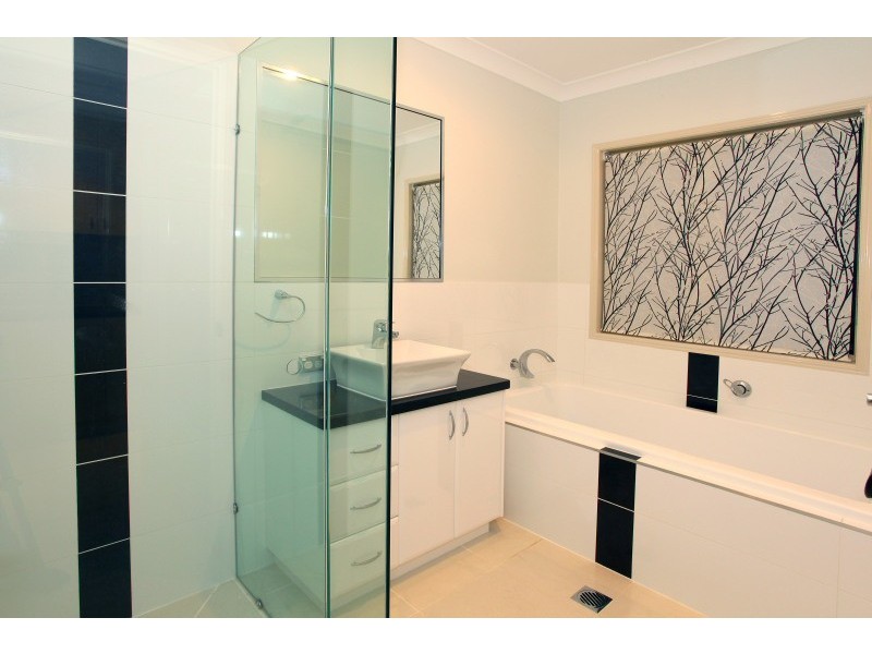 4 Highvale Drive, Helensvale QLD 4212