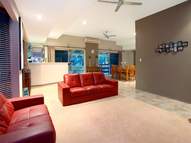 35 Adaminaby Dr, Helensvale QLD 4212
