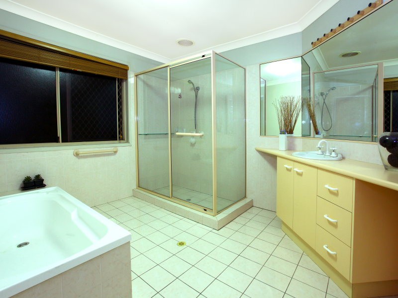 35 Adaminaby Dr, Helensvale QLD 4212