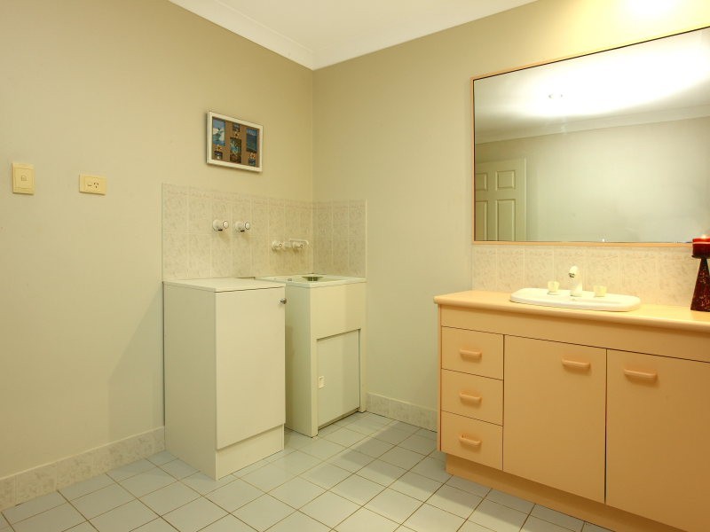 35 Adaminaby Dr, Helensvale QLD 4212