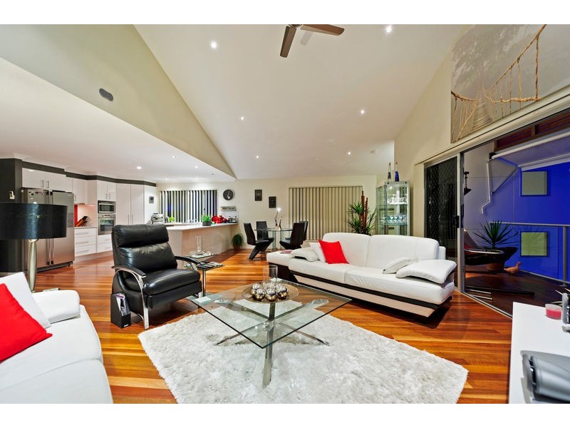 16 Sandow Street, Pacific Pines QLD 4211