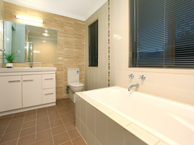 13 Bathurst Court, Helensvale QLD 4212