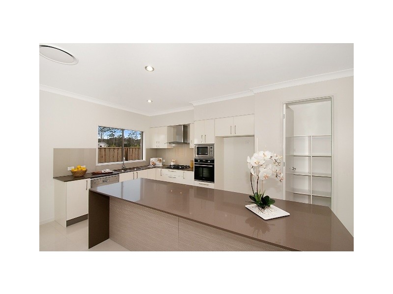33 McAuley Parade, Pacific Pines QLD 4211