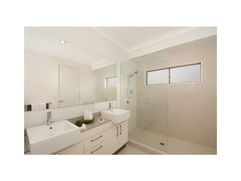 33 McAuley Parade, Pacific Pines QLD 4211