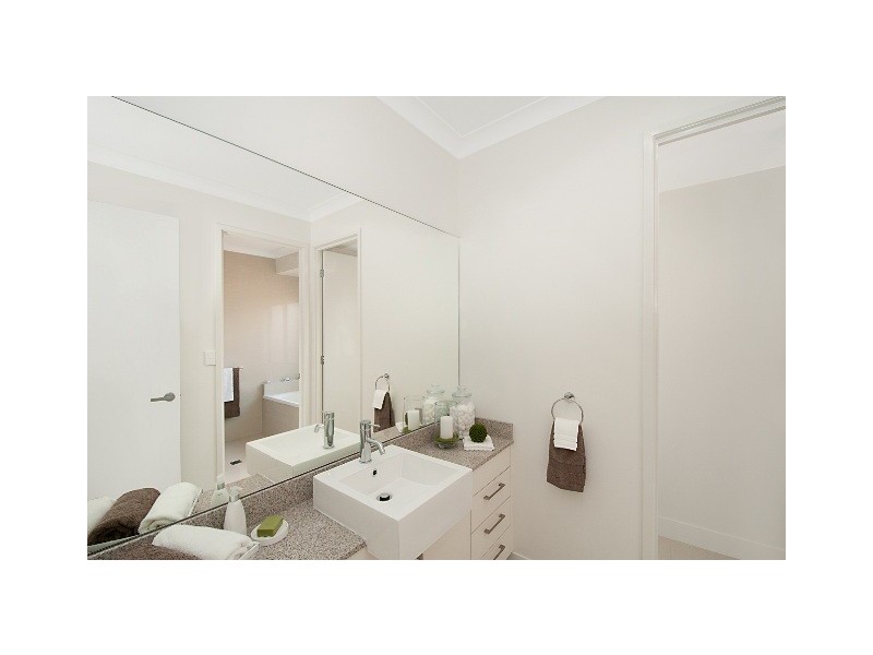 33 McAuley Parade, Pacific Pines QLD 4211
