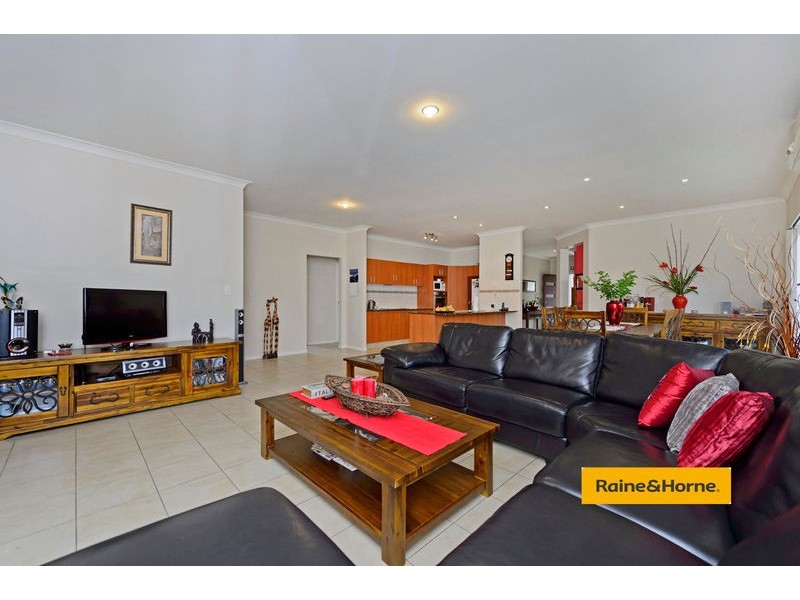 4 Bonner Court, Pacific Pines QLD 4211