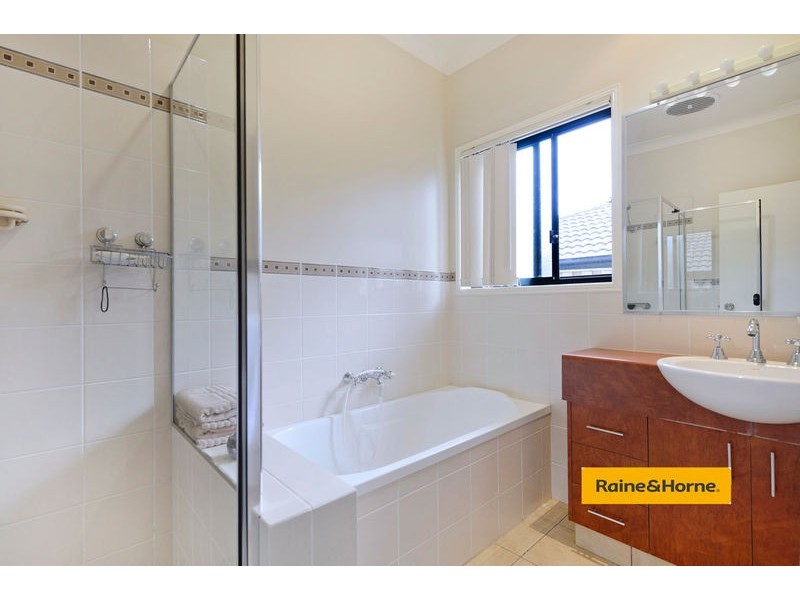 4 Bonner Court, Pacific Pines QLD 4211