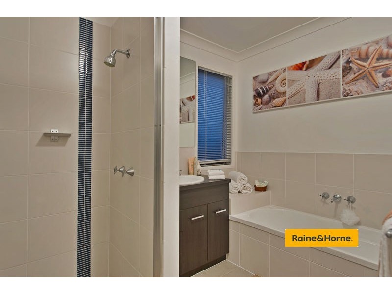 62 Cobb and Co Drive, Oxenford QLD 4210