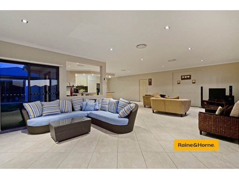4 Coonowrin Street, Pacific Pines QLD 4211