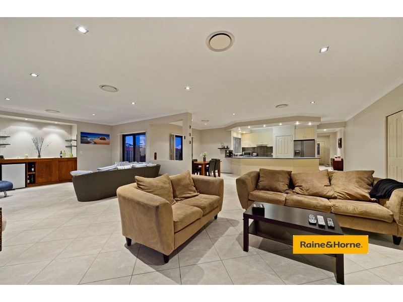 4 Coonowrin Street, Pacific Pines QLD 4211