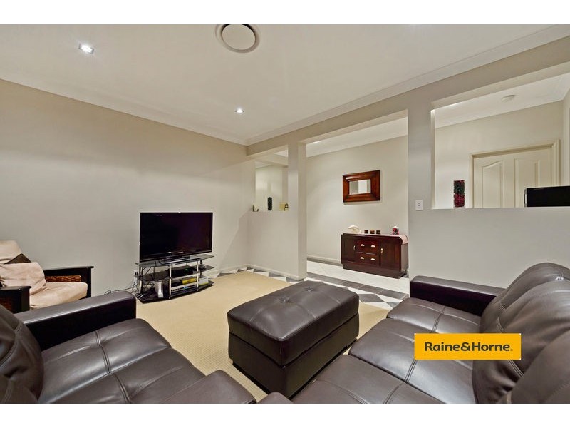 4 Coonowrin Street, Pacific Pines QLD 4211