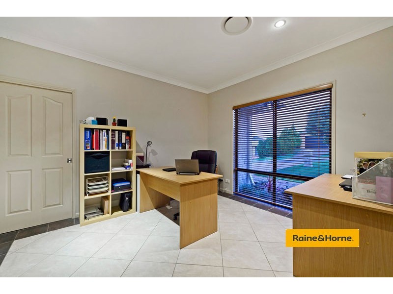 4 Coonowrin Street, Pacific Pines QLD 4211