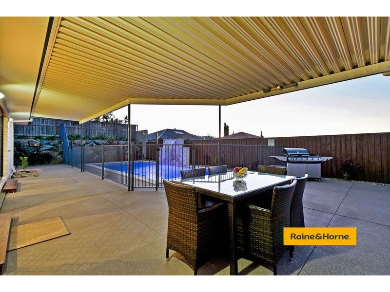 4 Coonowrin Street, Pacific Pines QLD 4211