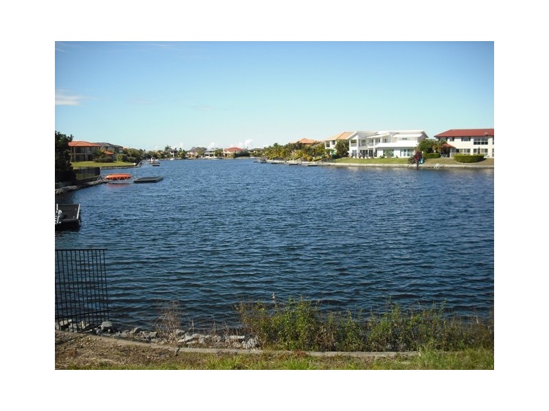 2 Pipers Pt, Helensvale QLD 4212