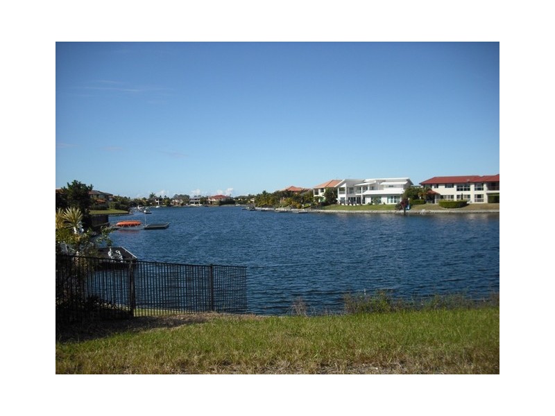 2 Pipers Pt, Helensvale QLD 4212