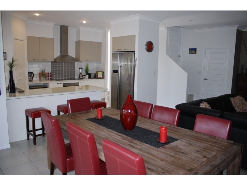 16 Chesterton Street, Pacific Pines QLD 4211