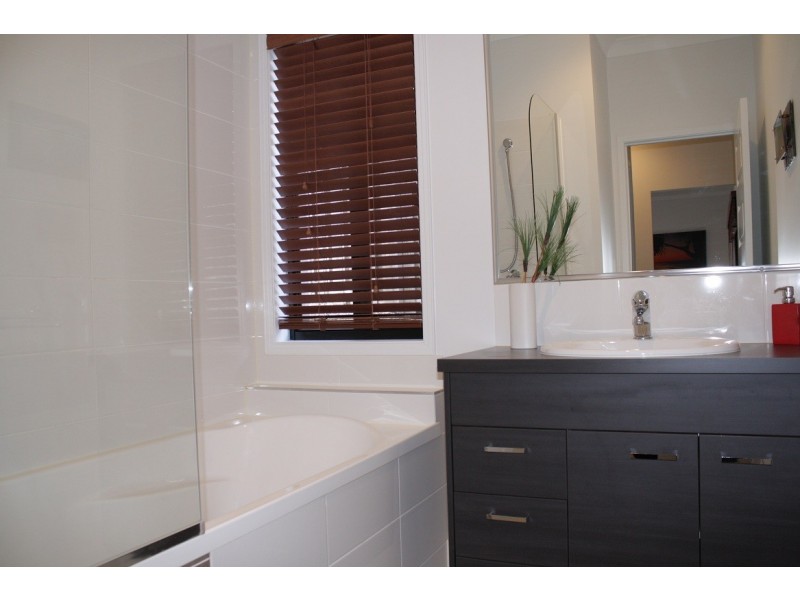 16 Chesterton Street, Pacific Pines QLD 4211