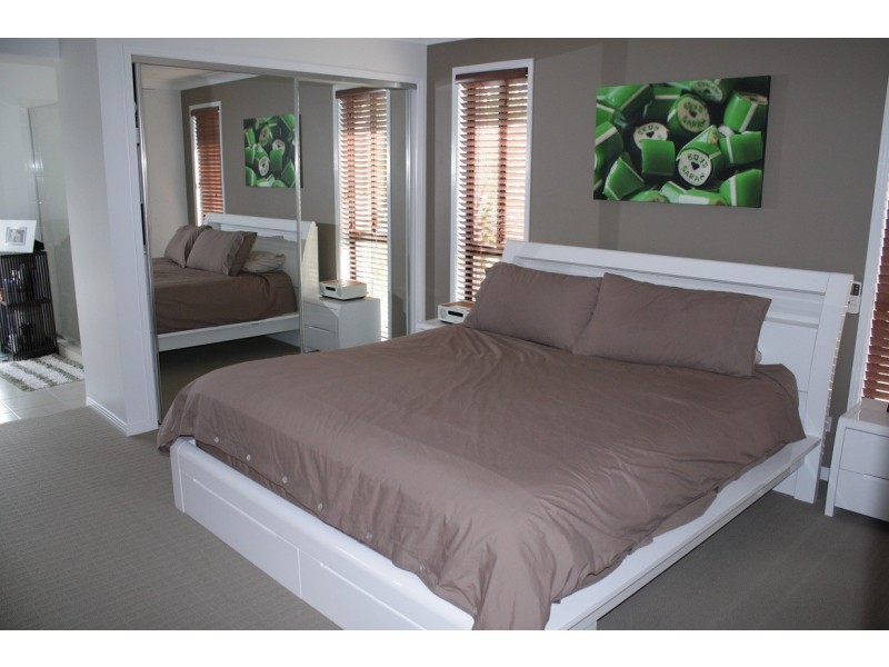 16 Chesterton Street, Pacific Pines QLD 4211