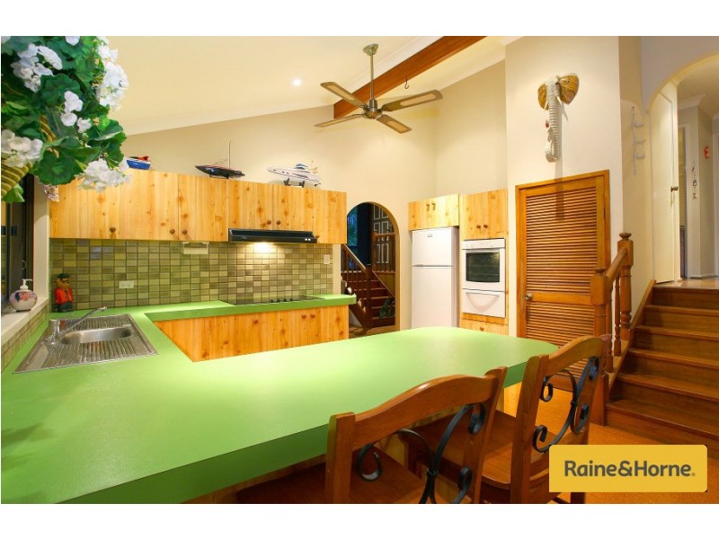 9 Berri Place, Helensvale QLD 4212