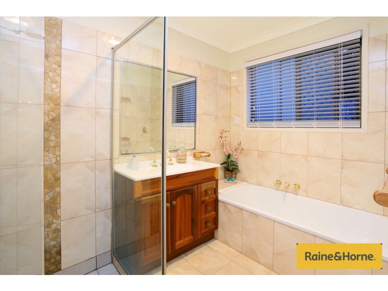 9 Berri Place, Helensvale QLD 4212
