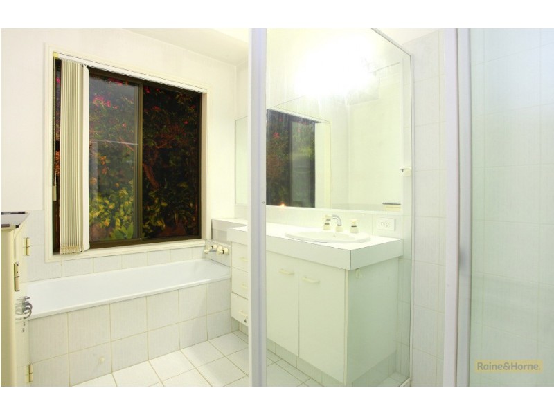 32 Adaminaby Dr, Helensvale QLD 4212