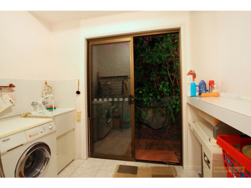32 Adaminaby Dr, Helensvale QLD 4212