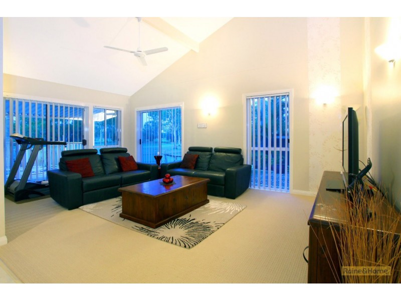 11 Lockhart Place, Helensvale QLD 4212