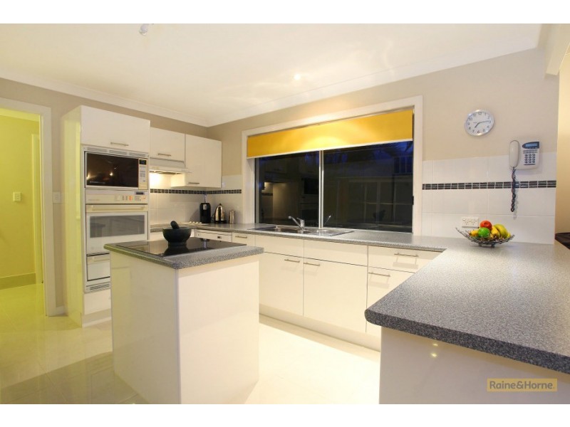 11 Lockhart Place, Helensvale QLD 4212