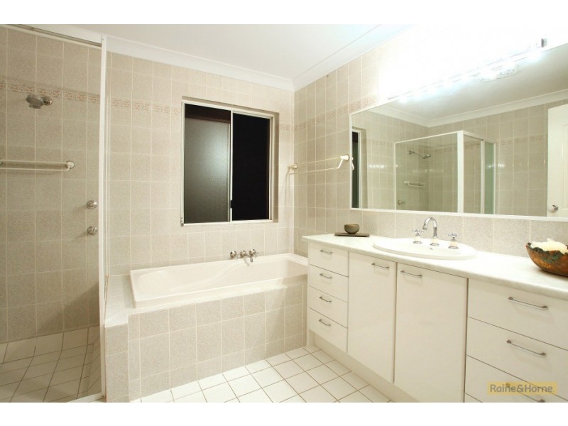 11 Lockhart Place, Helensvale QLD 4212