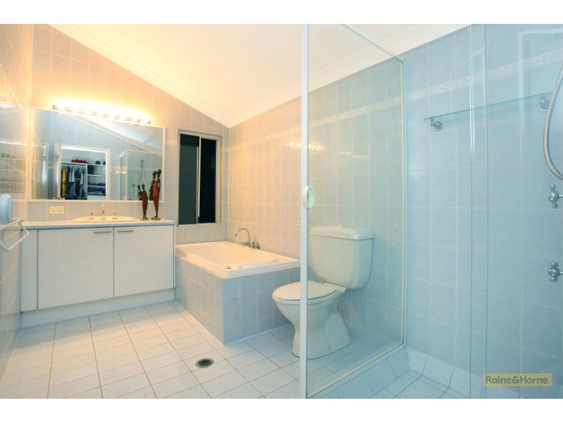 11 Lockhart Place, Helensvale QLD 4212
