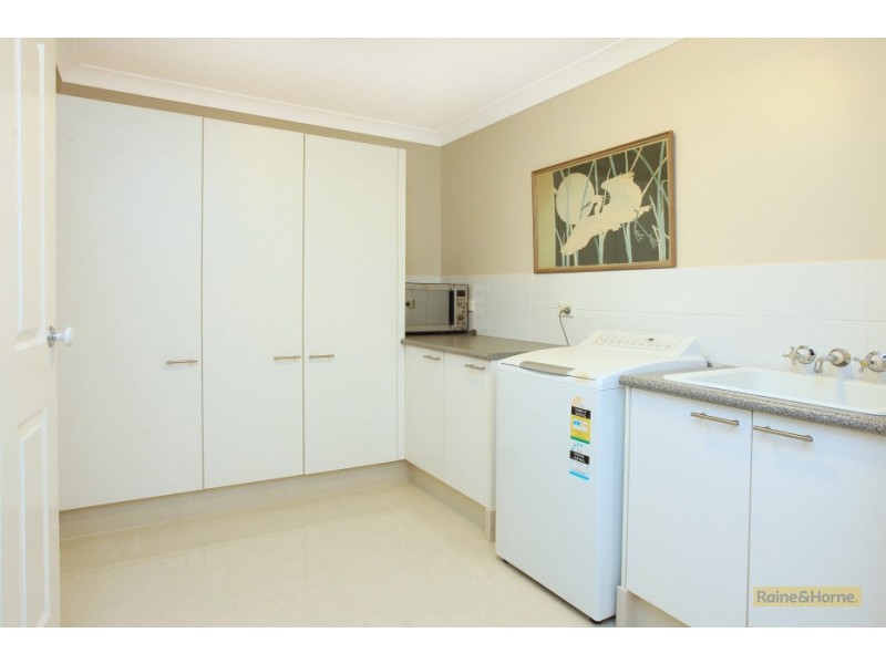 11 Lockhart Place, Helensvale QLD 4212