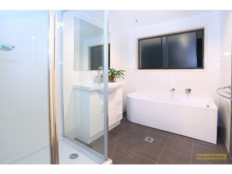 9 Katoomba Ct, Helensvale QLD 4212