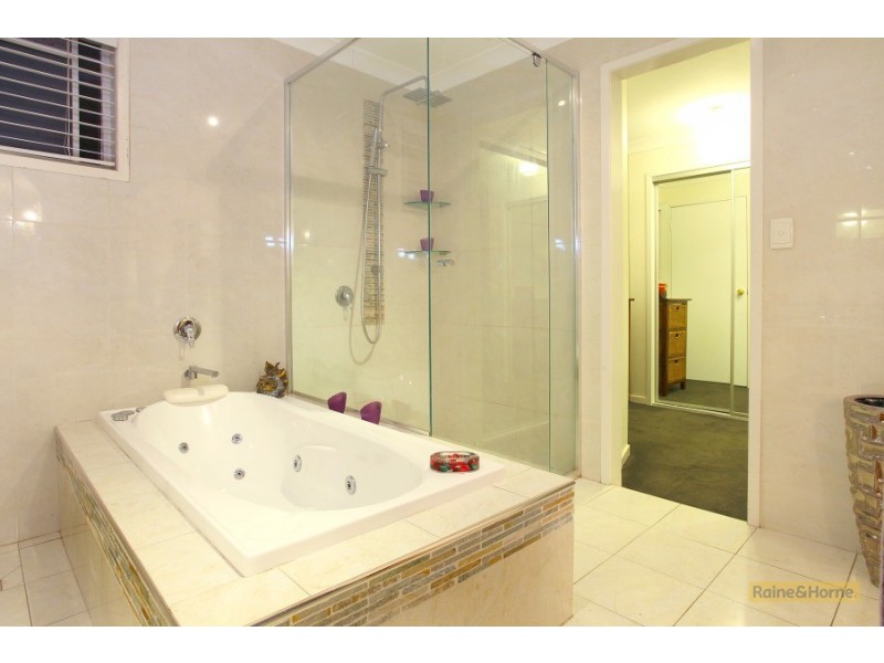 7 Narooma Place, Helensvale QLD 4212
