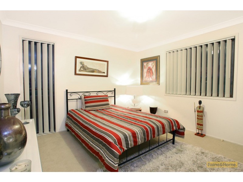 4 Woodside Place, Helensvale QLD 4212