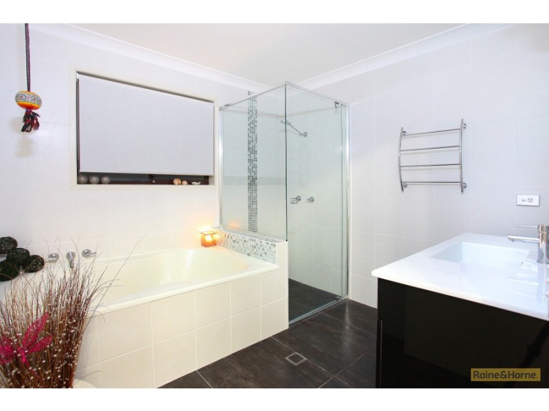 4 Woodside Place, Helensvale QLD 4212