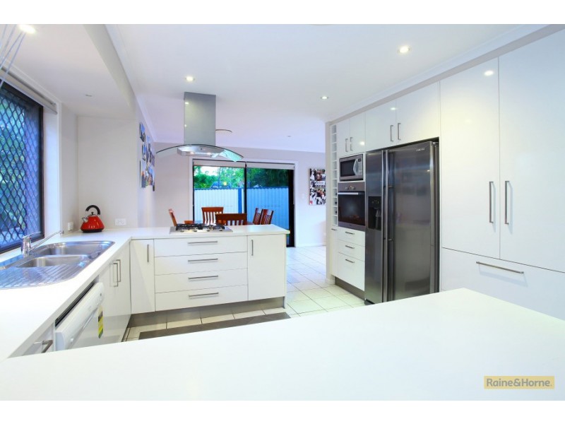 9 Horsham Place, Helensvale QLD 4212