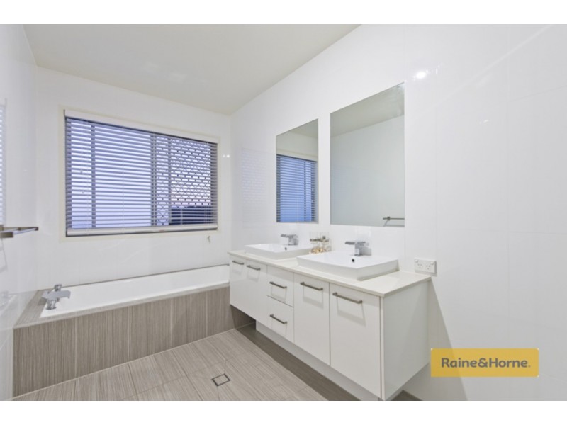 10 Berrimilla Lane, Coomera Waters QLD 4209