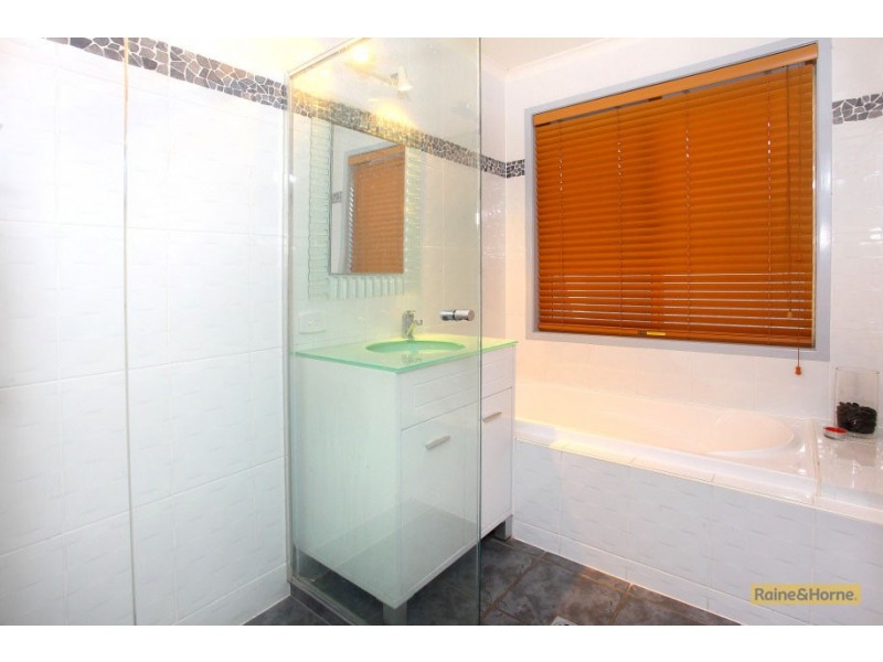 204 Mildura Drive, Helensvale QLD 4212