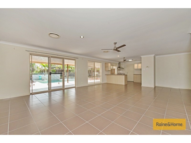 4 Xavier Place, Oxenford QLD 4210