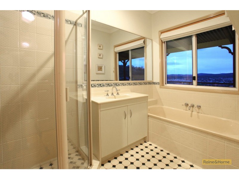 5 Bonin Close, Pacific Pines QLD 4211