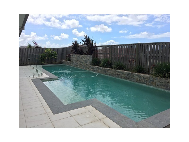 8 Fletcher Cres, Pacific Pines QLD 4211