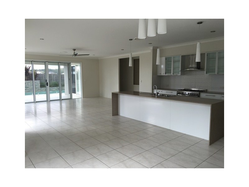 8 Fletcher Cres, Pacific Pines QLD 4211