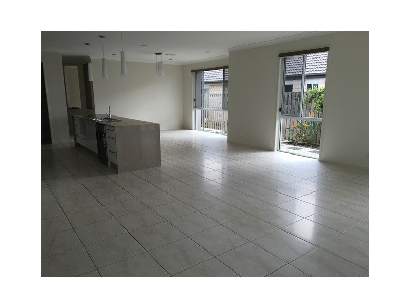 8 Fletcher Cres, Pacific Pines QLD 4211