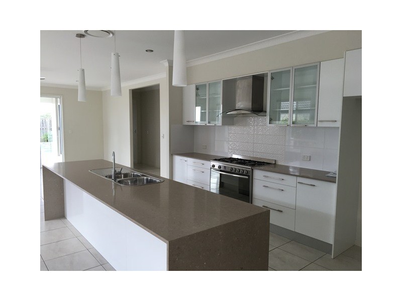 8 Fletcher Cres, Pacific Pines QLD 4211
