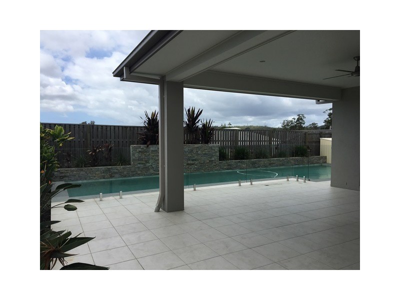 8 Fletcher Cres, Pacific Pines QLD 4211